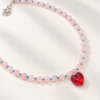 Collar de cuentas rosas y corazón rojo (1)
