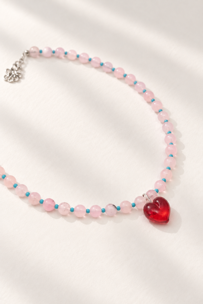 Collar de cuentas rosas y corazón rojo (1)