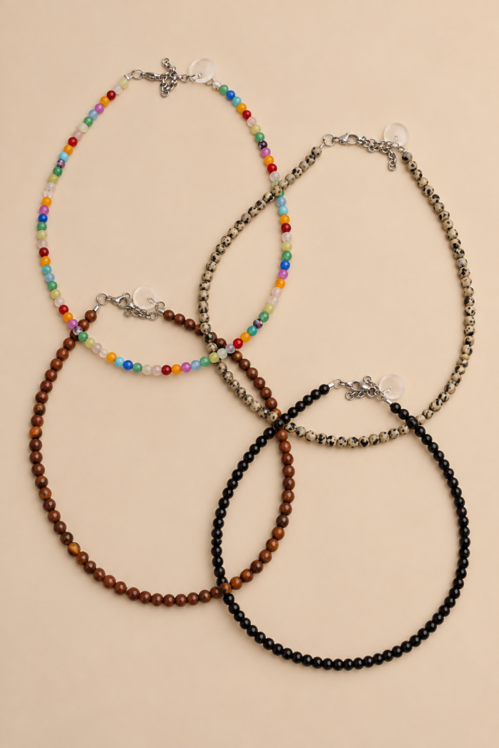 Collares de cuentas sobre fondo beige